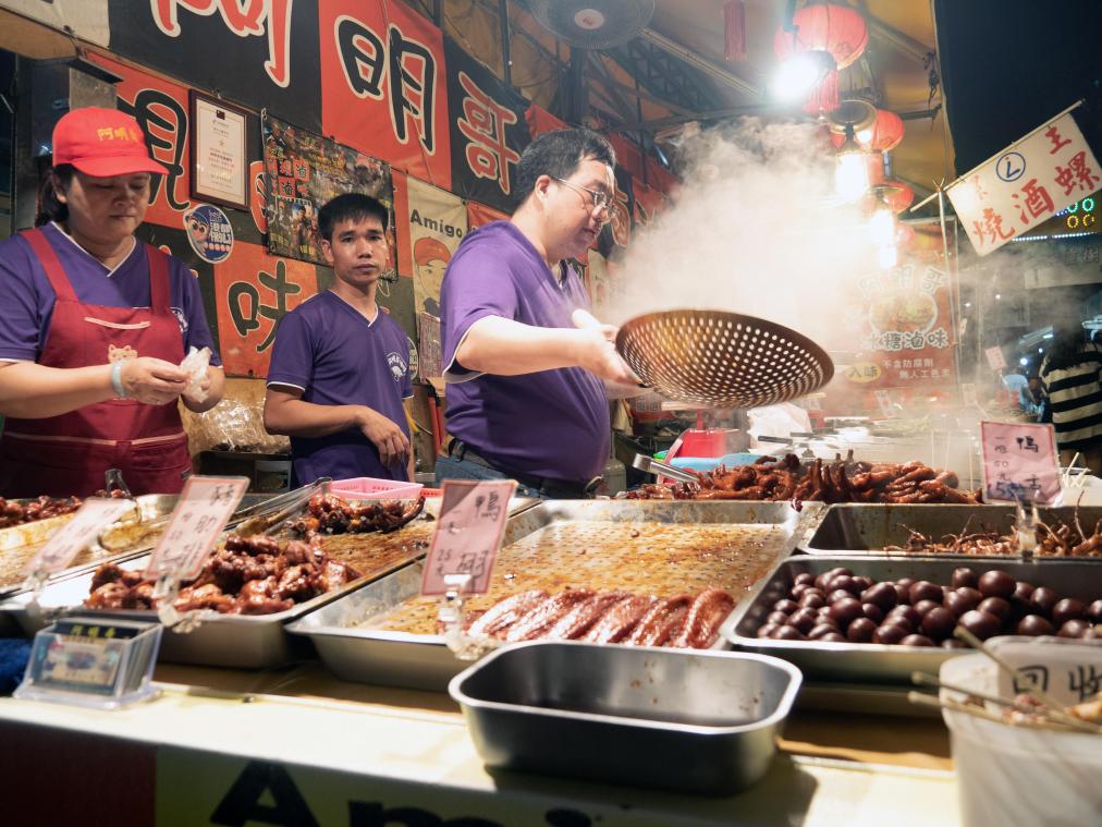 <p>Erlebnis für die Sinne: Zischen und Dampfen gehört auf dem Ruiteng Night Market in Kaohsiung einfach mit dazu.</p>