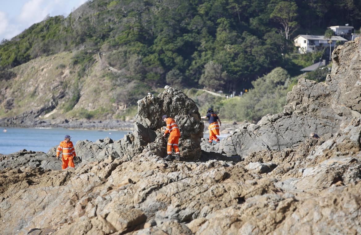 <p>Freiwillige suchen an den Klippen von Byron Bay nach Erkenntnissen über das Verschwinden von Théo Hayez.</p>