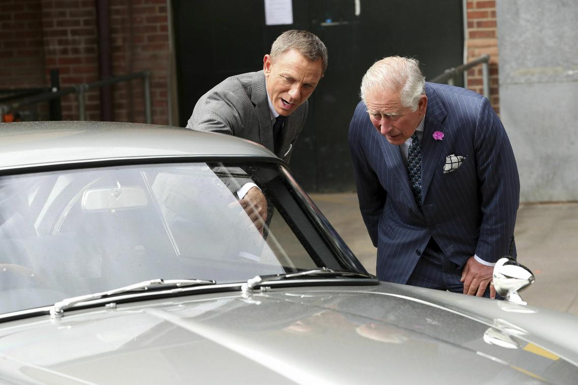 <p>Charles (r), britischer Prinz von Wales, steht mit dem Schauspieler Daniel Craig bei einem Besuch des Sets des 25. James-Bond-Films in den Pinewood Studios hinter dem Aston Martin DB5 Bond-Auto aus einem Bond-Film, während Craig spricht.</p>