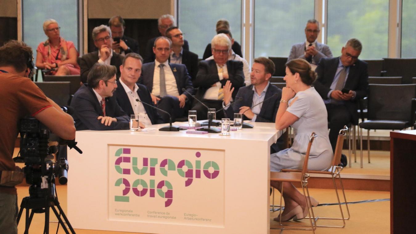 <p>DG-Ministerpräsident Oliver Paasch (Zweiter von links am Tisch) bei der Gesprächsrunde in Maastricht.</p>