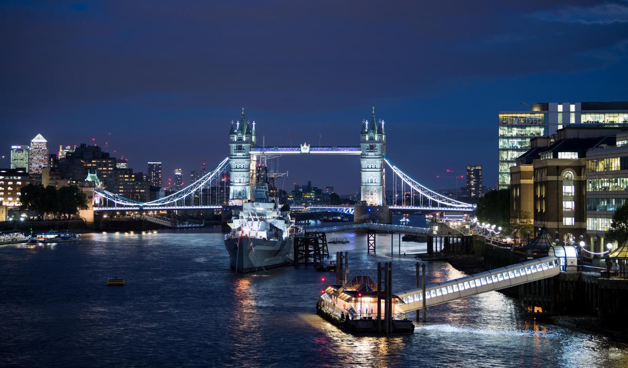 <p>Rund 40.000 Menschen überqueren täglich die Tower Bridge in London. Nun wird die berühmteste Klapp- und Hängebrücke der Welt 125 Jahre alt.</p>