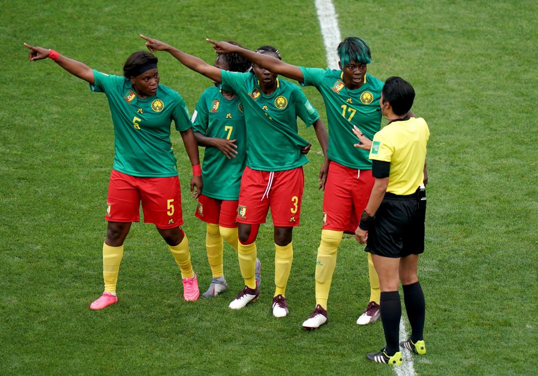 <p>Kameruns Augustine Ejangue (l-r), Gabrielle Aboudi Onguene, Ajara Nchout und Gaelle Enganamouit beschweren sich bei Schiedsrichterin Liang Qin aus China (r) nachdem einer Entscheidung per Videobeweis</p>