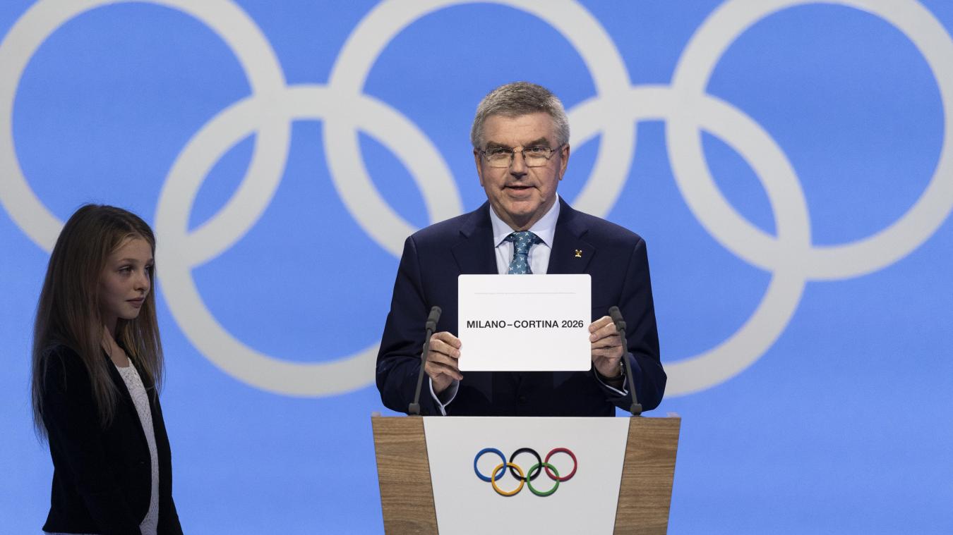 <p>IOC-Präsident Thomas Bach präsentiert den Gastgeber.</p>