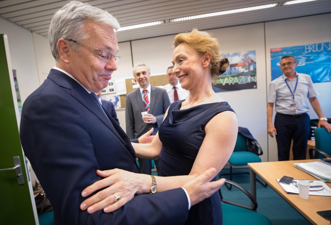 <p>Didier Reynders gratuliert Marija Pejcinovic Buric zur Wahl.</p>