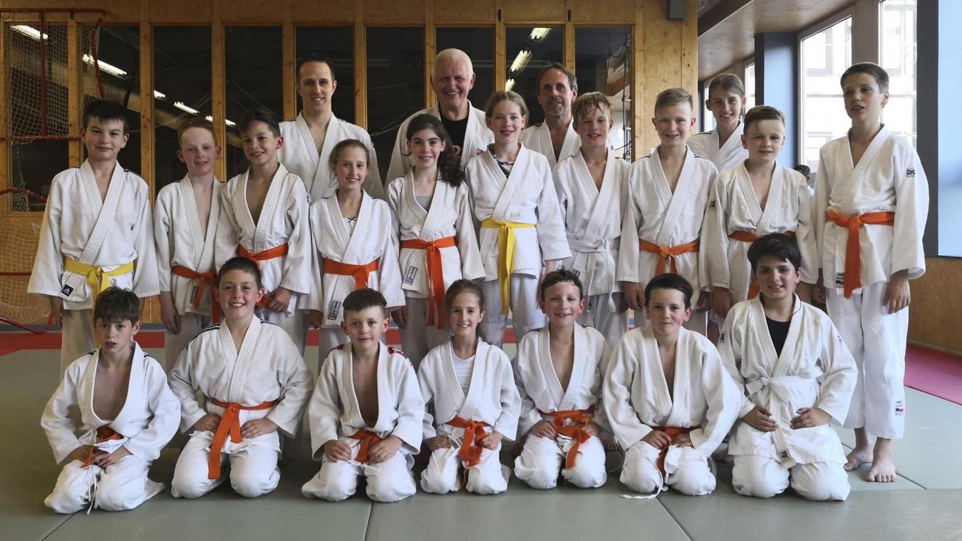 <p>Franz Kofler (hinten Mitte) mit einer Trainingsgruppe des Judo-Clubs St.Vith</p>