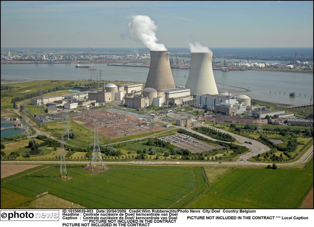<p>Das Kernkraftwerk Doel im Antwerpener Hafengebiet. Hier wird im Oktober 2022 der erste Reaktor vom Netz genommen.</p>