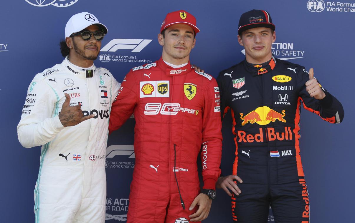 <p>Lewis Hamilton (l-r) aus Großbritannien vom Team Mercedes, Charles Leclerc aus Monaco vom Team Scuderia Ferrari und Max Verstappen aus den Niederlanden vom Team Red Bull Racing lassen sich nach dem Qualifying gemeinsam fotografieren.</p>