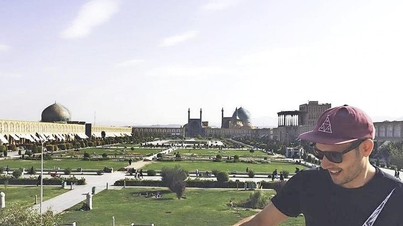<p>David Mennicken auf dem Naqsch-e-Dschahan-Platz (Unesco-Weltkulturerbe) in Isfahan (Iran)</p>