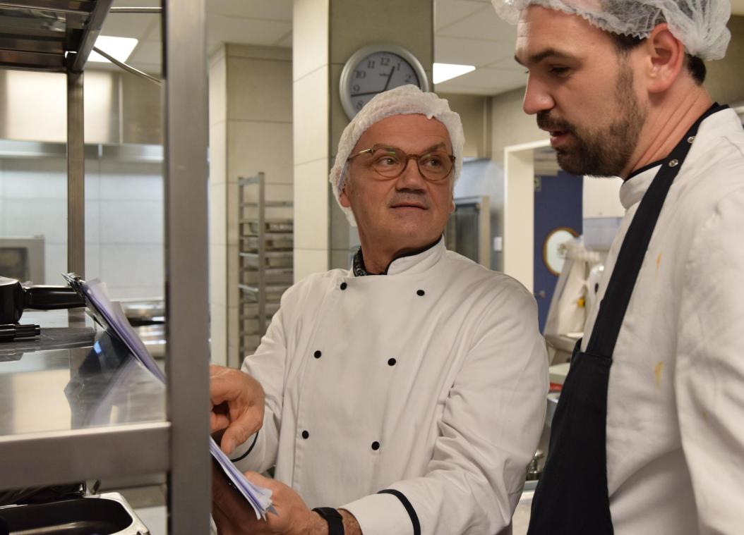 <p>Dominque Keutgen (l.) hat seinen engsten FinEssen-Mitarbeiter, den Koch Fréderic Kever (r.), für die Krankenhaus-Küche angeworben.</p>