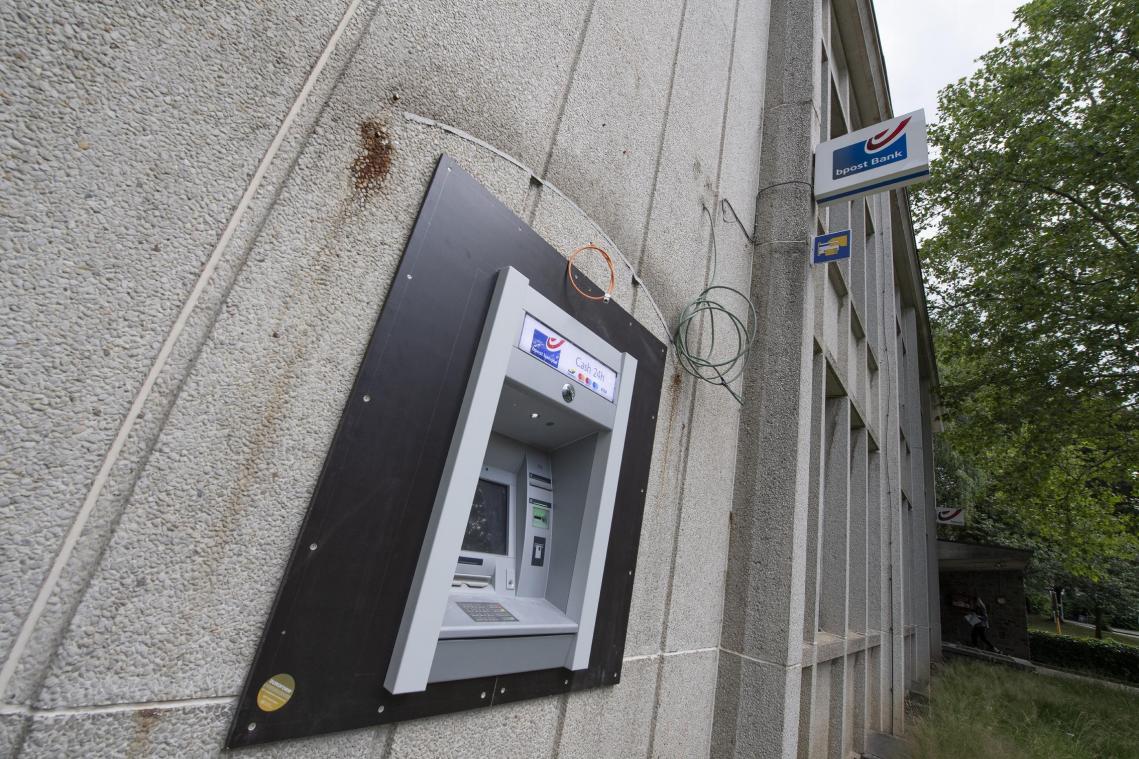 <p>An der Post in der Eupener Schulstraße kann man wieder Bargeld am Automaten erhalten. Der jetzt installierte neue Geldautomat „der allerletzten Generation» spuckt rund um die Uhr Geld aus.</p>