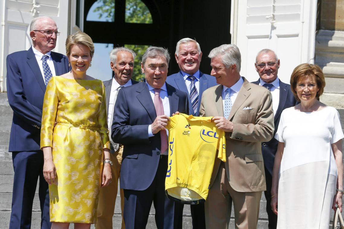 <p>Eddy Merckx schenkte König Philippe ein Gelbes Trikot.</p>
