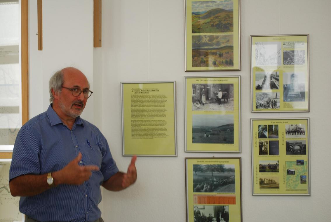 <p>Klaus-Dieter Klauser führte die Gäste der Vernissage zur neuen Ausstellung im ZVS-Museum durch die wechselhafte Geschichte der Ostkantone.</p>