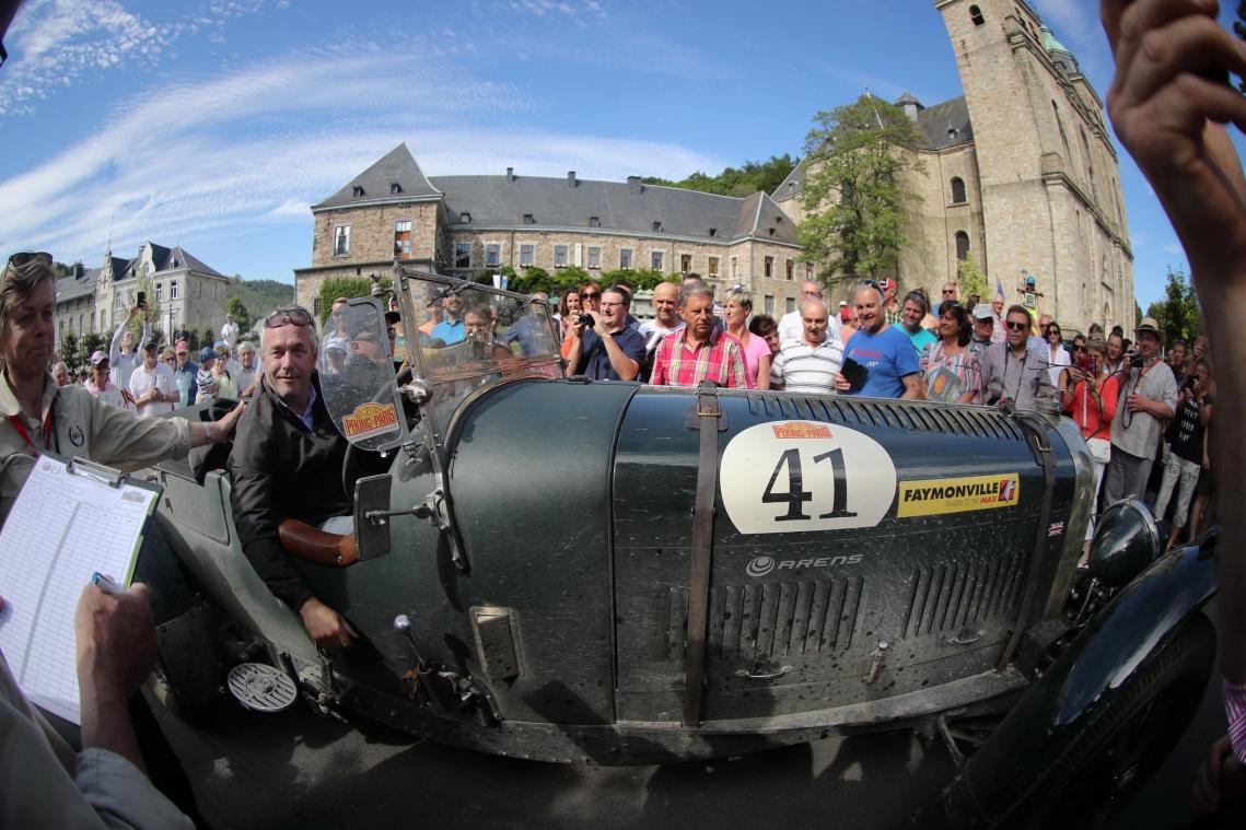 <p>Zahlreiche Schaulustige bejubelten die Ankunft des Bentleys Speed 8 von Alain Faymonville und Remy Tangeten.</p>