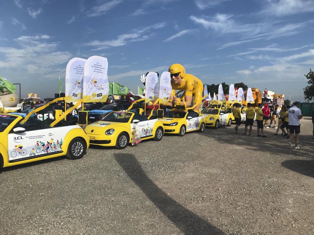 <p>Die Werbekarawane, die stets zwei Stunden vor den Fahrern zu bewundern ist, wartet auf ihren ersten Tour-Einsatz in diesem Jahr.</p>