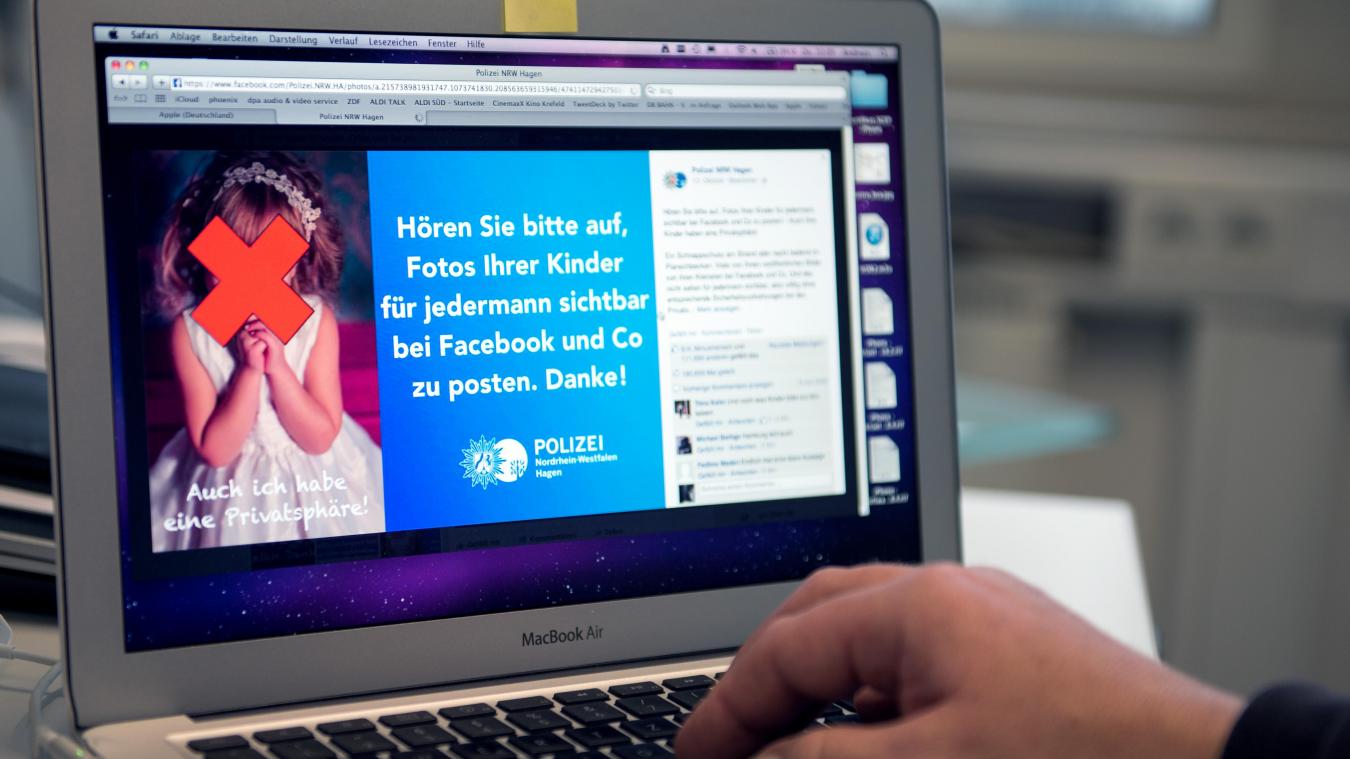 <p>Ein Facebook-Post der Polizei mit dem durchgestrichenen Foto eines Mädchens und einem Appell gegen Kinderfotos im Netz auf einem Laptopbildschirm.</p>