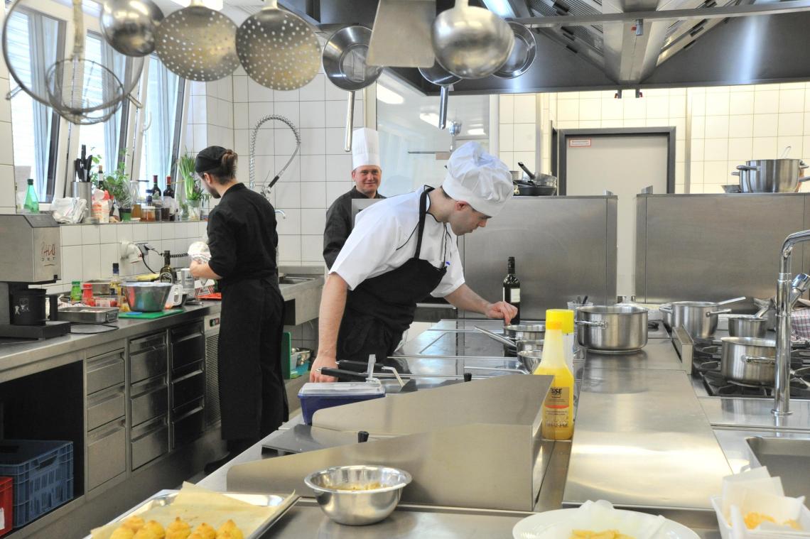 <p>Das ZAWM Eupen und die IHK Aachen organisierten erstmals einen gemeinsamen Meisterkurs zum Restaurateur bzw. Küchenmeister. Erster Absolvent ist Nicolas Schröder aus Mirfeld.</p>