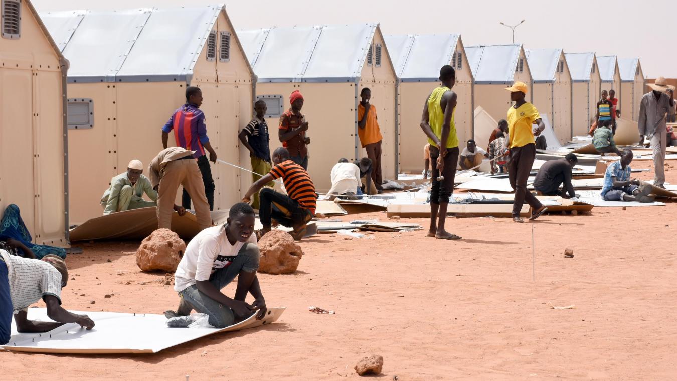 <p>Flüchtlinge die aus Libyen evakuiert wurden bauen an neuen Flüchtlingsunterkünften im Durchgangslager des Flüchtlingshilfswerks der UN.</p>