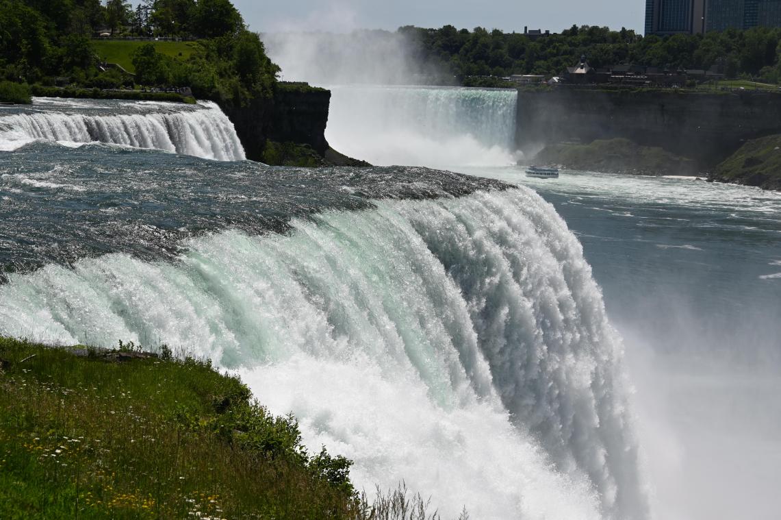 <p>Niagarafälle in belgischen Nationalfarben angeleuchtet</p>
