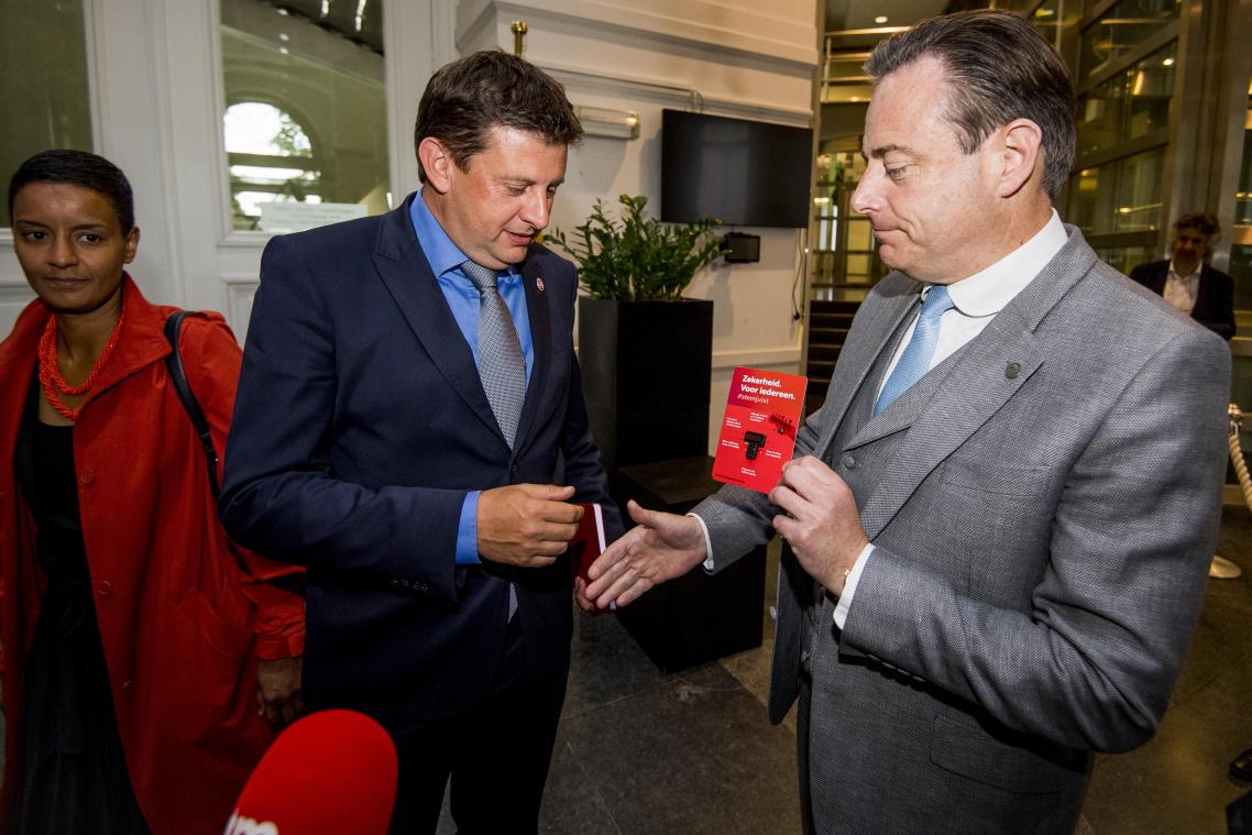 <p>Bart De Wever (r.) und Sozialistenchef John Crombez.</p>