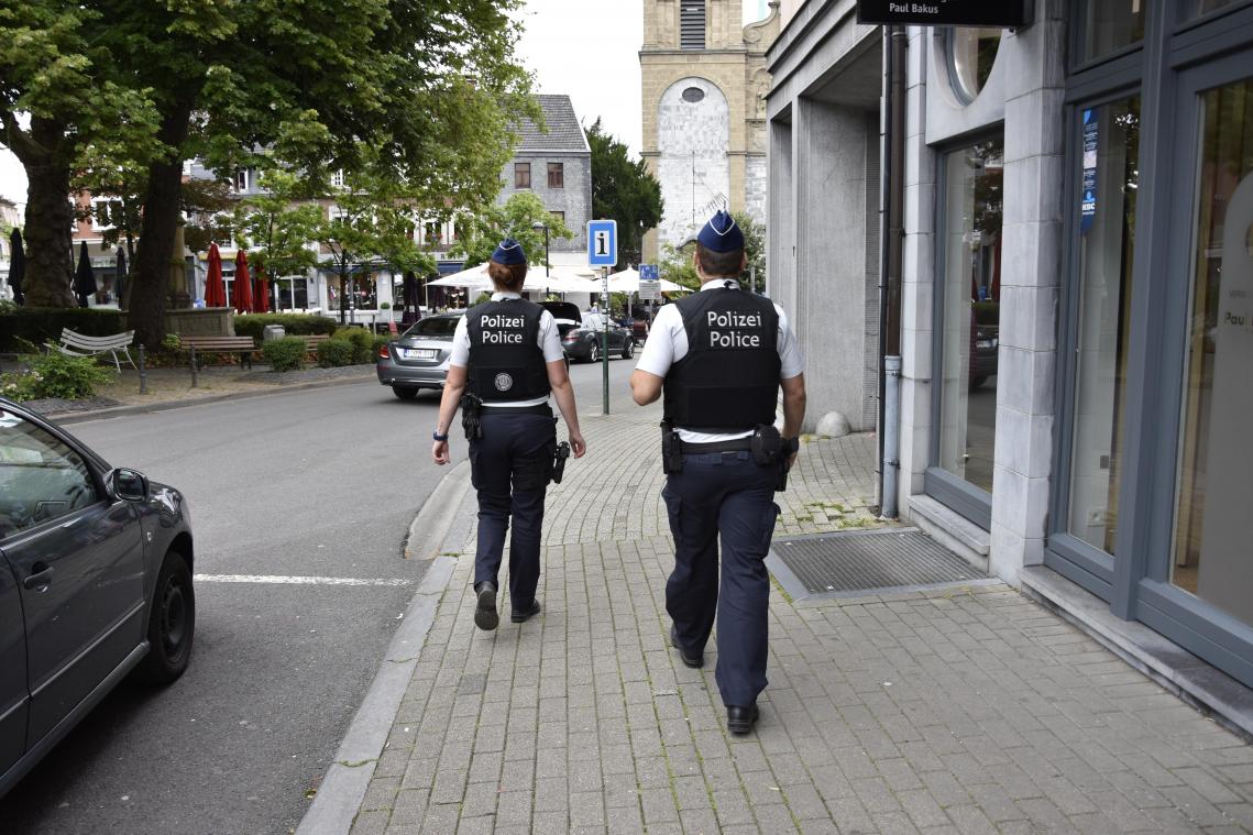 <p>Fast täglich ist im Eupener Stadtzentrum die so genannte Fußstreife der Polizei unterwegs. Die Beamten schauen nach dem Rechten und sind gleichzeitig Ansprechpartner für die Bürger.</p>