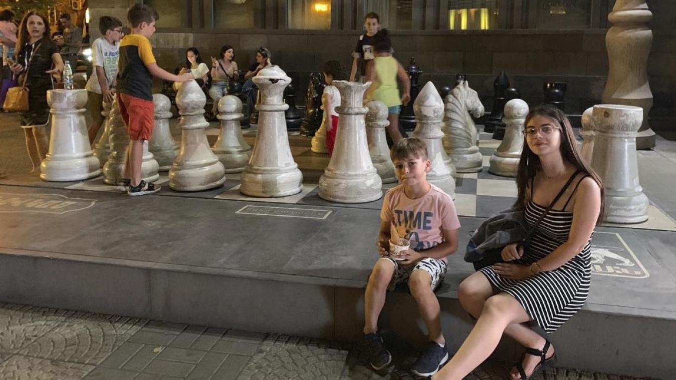 <p>Das Foto zeigt die Eynattener Schach-Meister Luiza und Grigory Babajanyan bei ihrem Besuch in ihrer Heimatstadt Jerewan (Eriwan).</p>