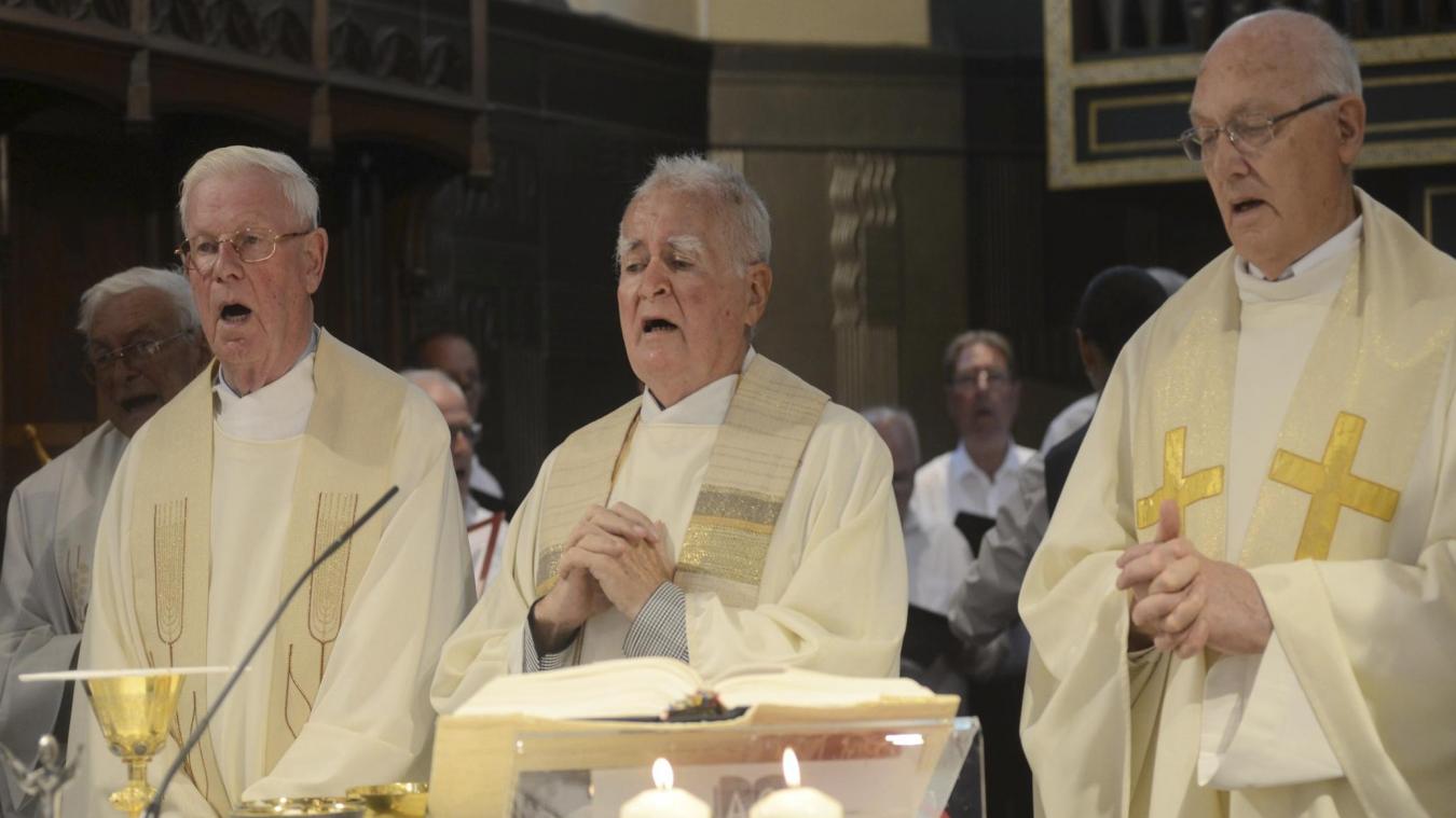 <p>Gemeinsam mit dem Geistlichen Charles Bindels (links) zelebrierten Pierre Simons (Mitte) und Leo Rixen (rechts) die Messfeier zu ihrer beider goldenen Priesterjubiläum.</p>