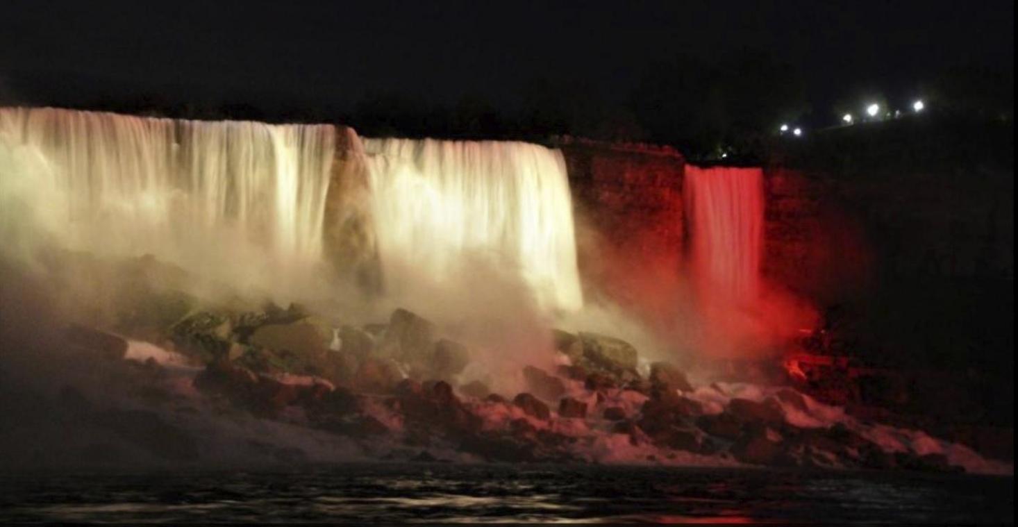 <p>Die schwarze Nacht, dazu gelb und rot. Die Niagara-Fälle ganz „belgisch“. Foto: Le Soir / Ulle Baum</p>