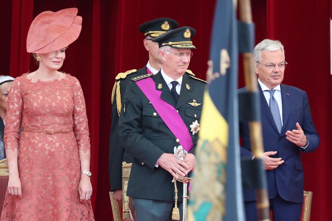 <p>Das Königspaar zusammen mit Außen- und Verteidigungsminister Reynders auf der Tribüne bei der Abnahme der Parade.</p>