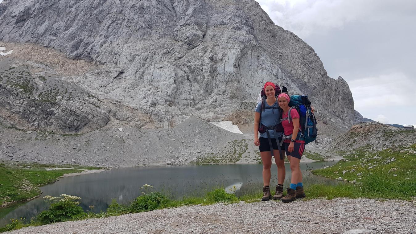 <p>Marie Meyer (r.) und Vera Mennicken sind bereits seit drei Wochen in den Alpen unterwegs.</p>