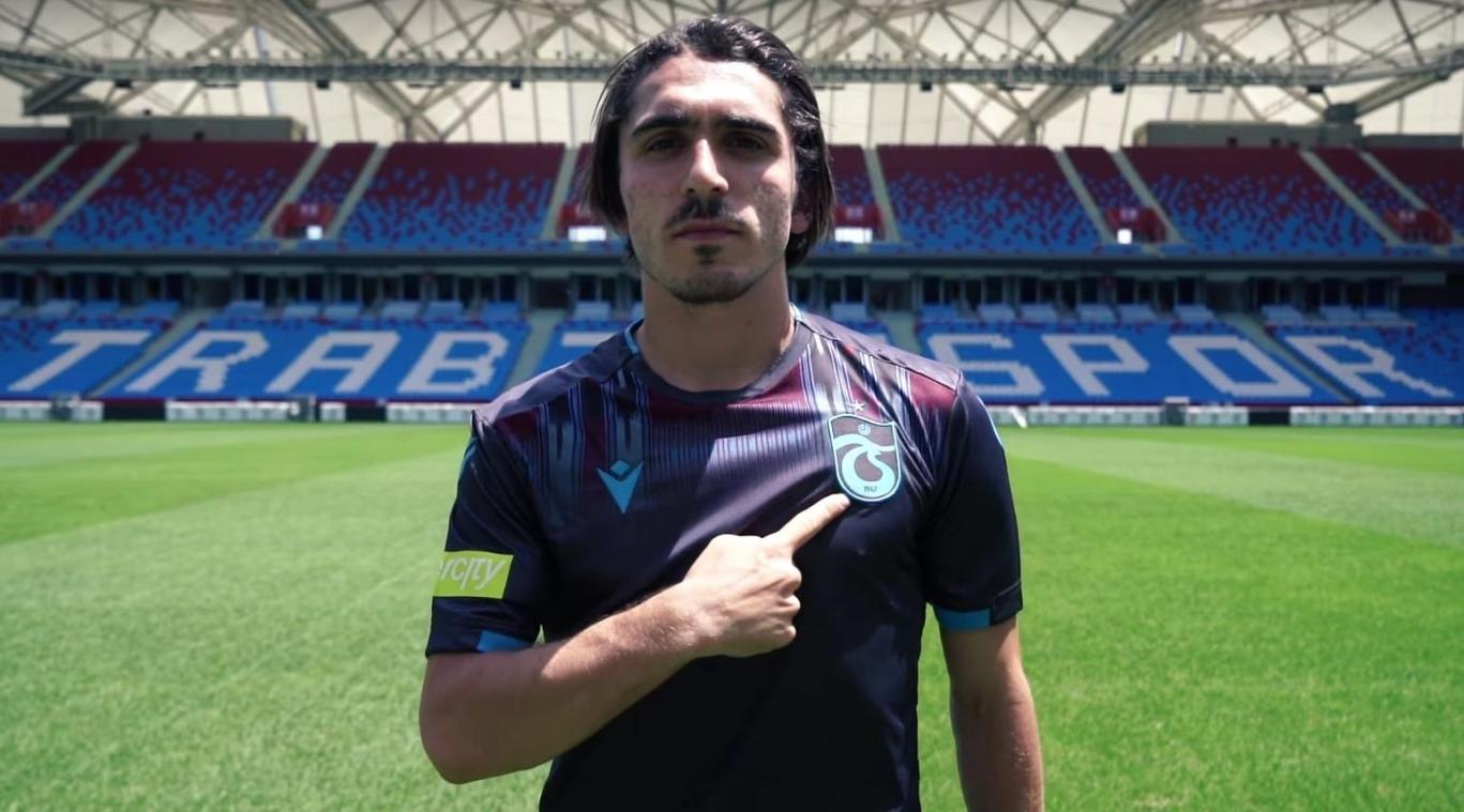 <p>Ist der Hauptdarsteller des Videos: Trabzonspor-Profi Abdülkadir Ömür.</p>