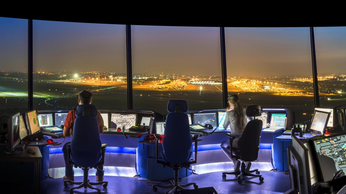 <p>Ein spannender Arbeitsplatz mit einer atemberaubenden Aussicht: Fluglotsen in der Kanzel des Kontrollturms am Brüsseler Flughafen.</p>
