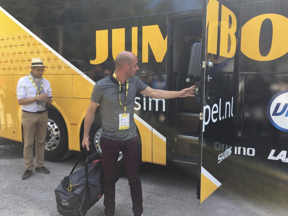 <p>Die Dopingkontrolleure beim Verlassen des Jumbo-Visma-Mannschaftsbusses</p>