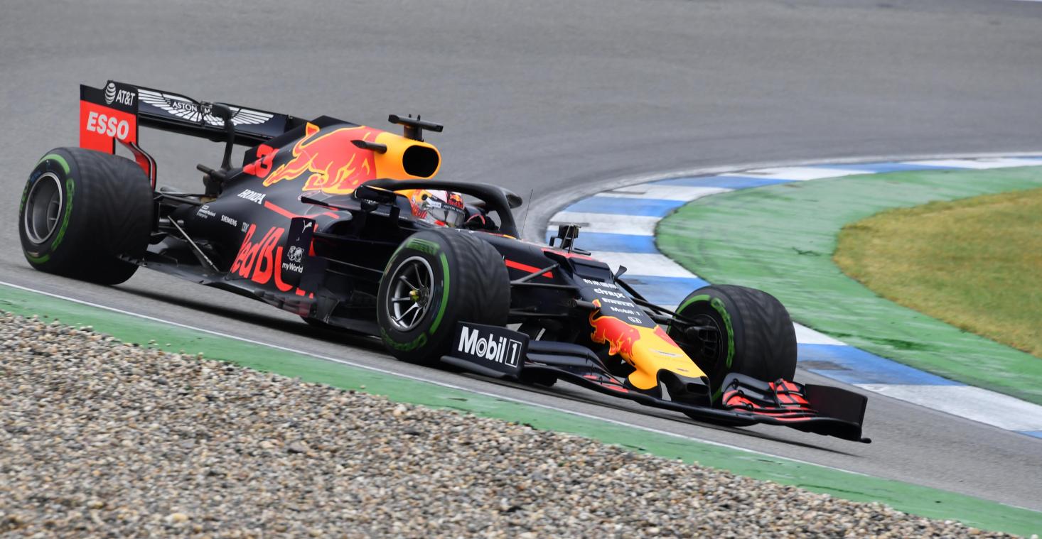 <p>Max Verstappen aus den Niederlanden vom Team Aston Martin Red Bull Racing fährt über die Strecke.</p>