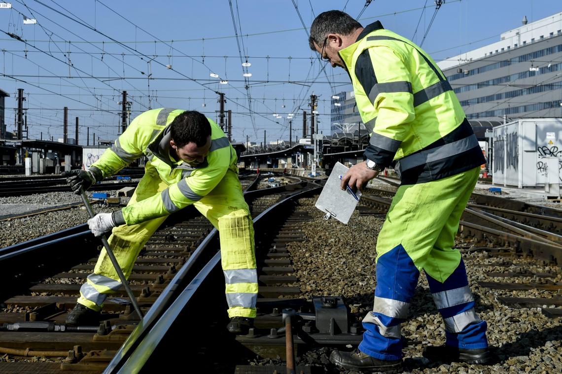 <p>Die Arbeiten, die Infrabel am Brüssel Südbahnhof plant, sollen einen Monat dauern. Während dieser Zeit schlägt Infrabel vor, täglich rund 100 Züge von und nach Brüssel aus dem Fahrplan zu streichen.</p>
