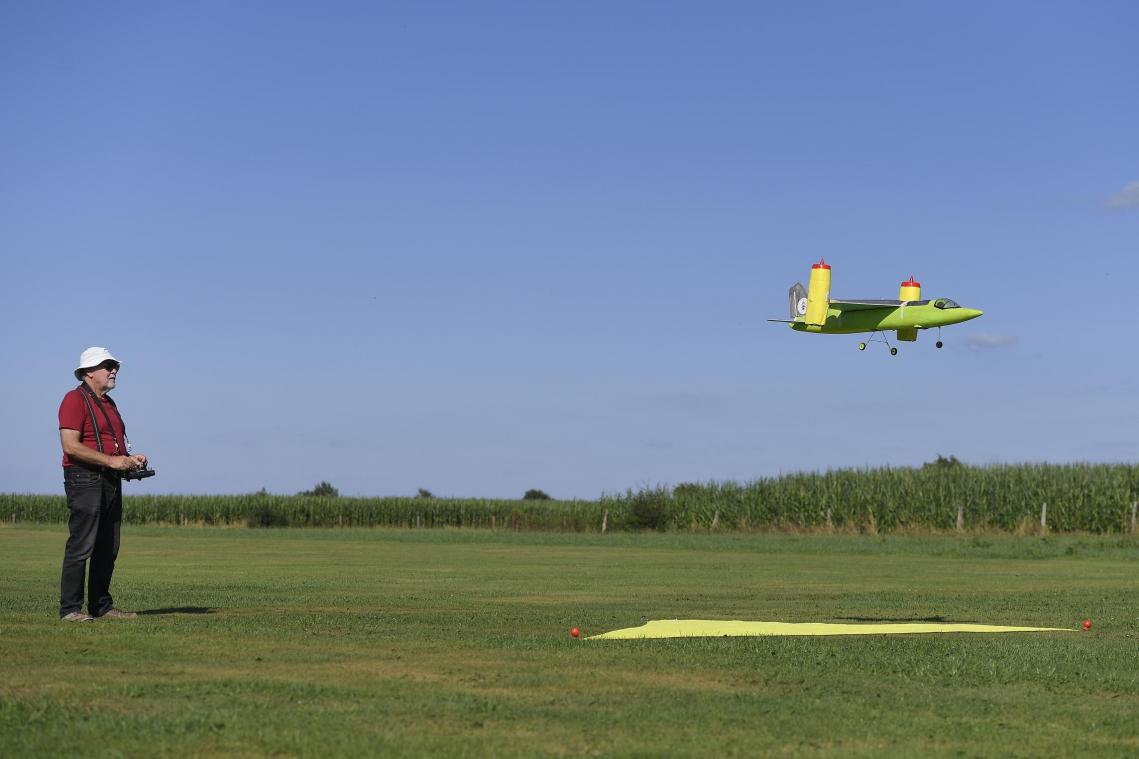<p>Bei guten Wetterbedingungen kommt Johannes Huser nach Walhorn und lässt sein Modellflugzeug in die Lüfte steigen.</p>