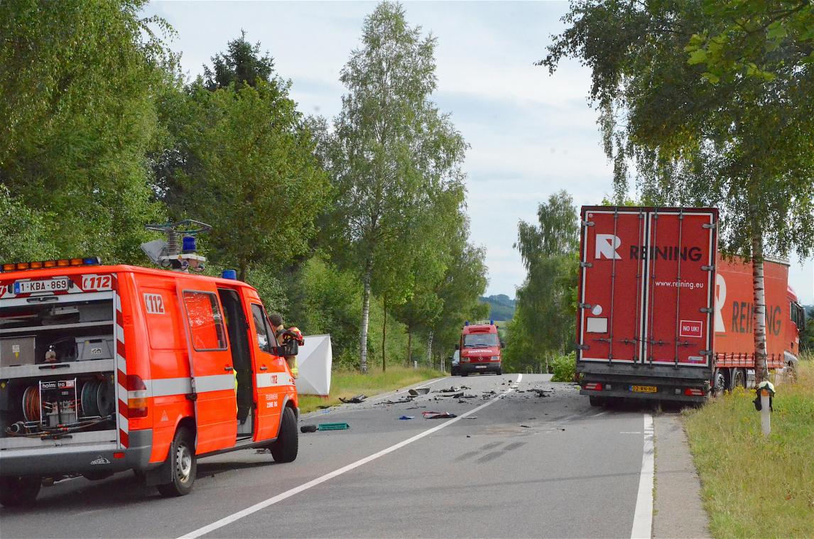 <p>Folgenschwerer Unfall auf der N 62 nahe Neubrück: Ein Pkw-Fahrer kam nach einer Frontalkollision mit einem Lkw ums Leben.</p>