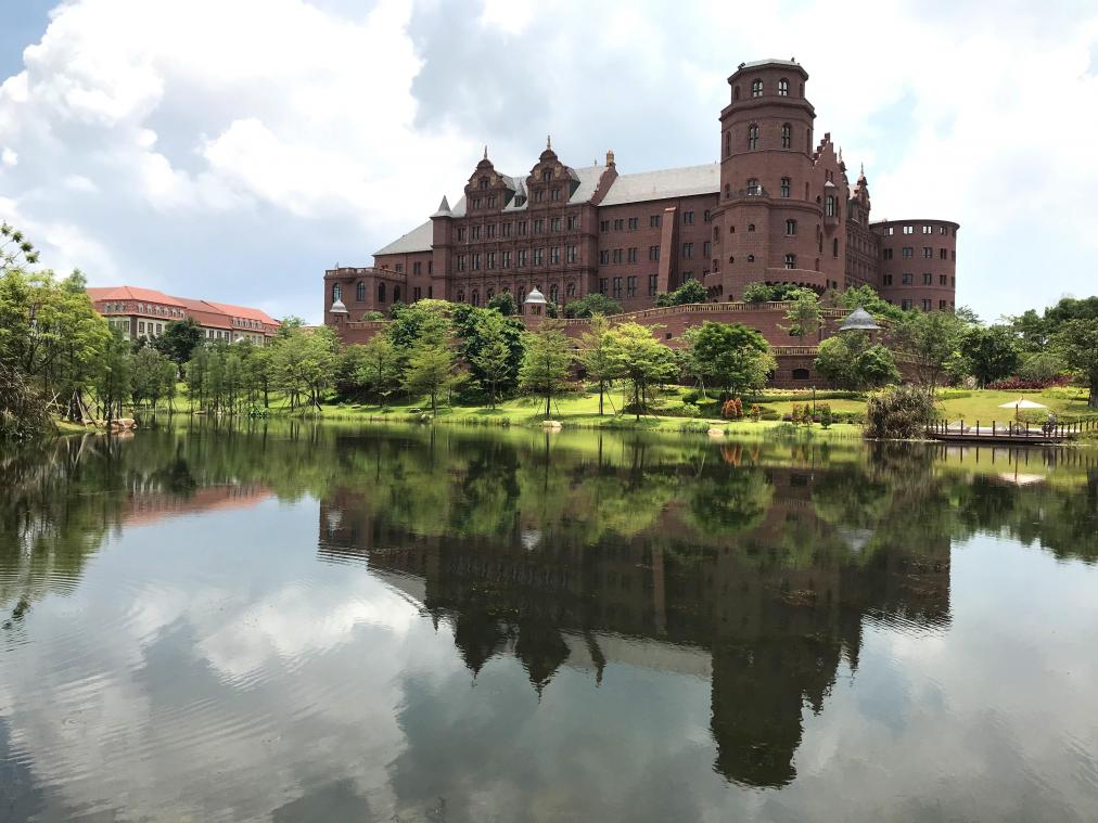 <p>China, Dongguan: Eine Nachbildung des Heidelberger Schlosses ist auf dem Campus Ox Horn, der der Architektur von 12 europäischen Städten nachempfunden ist, zu sehen. Die USA werfen Huawei Spionage für Peking vor und üben Druck auf europäische Länder aus, keine Geschäfte mehr mit dem chinesischen Telekom-Unternehmen zu machen.</p>