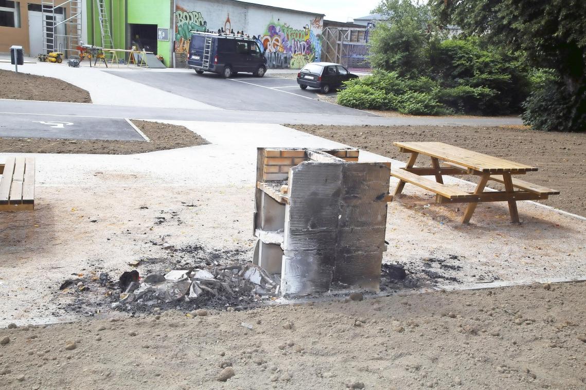<p>Die neue Grillstation im Malmedyer Pouhon-Viertel wurde zerstört, bevor sie überhaupt fertiggestellt war. Die Täter konnten inzwischen aber ermittelt werden.</p>