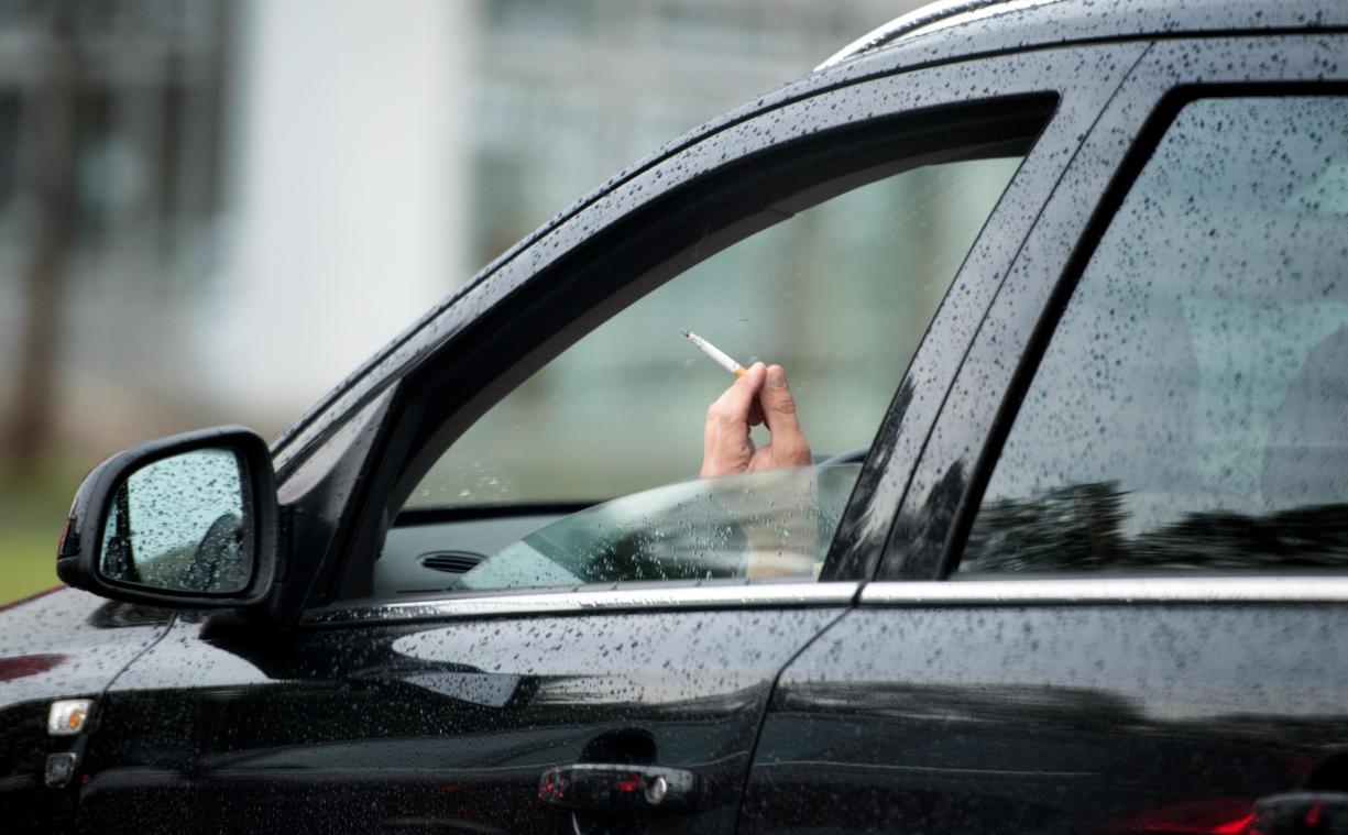 <p>Das Rauchen im Auto ist in Anwesenheit von Kindern künftig landesweit verboten.</p>
