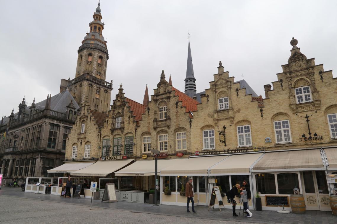 <p>In den Cafés in Veurne lässt es sich gut verweilen.</p>