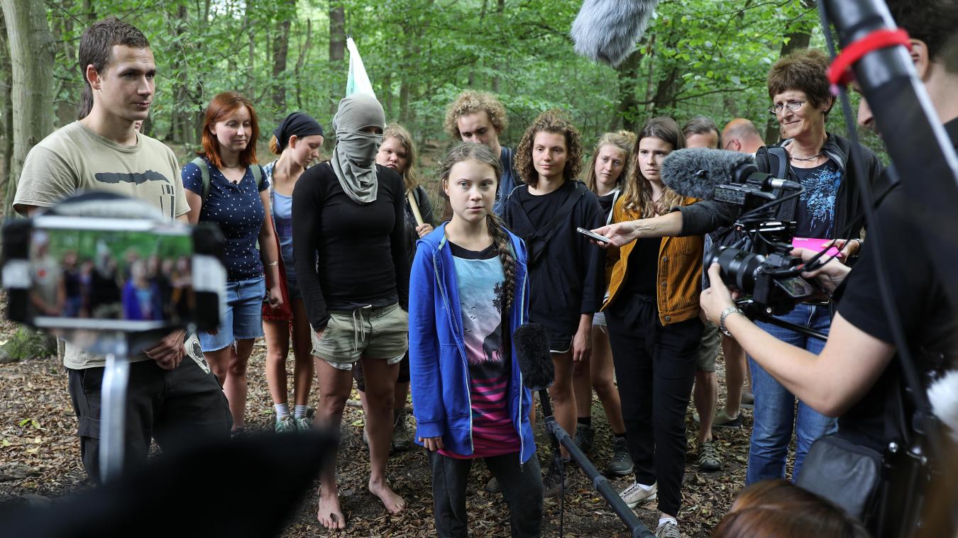<p>Greta Thunberg (Bildmitte) steht mit Aktivisten im Hambacher Forst.</p>