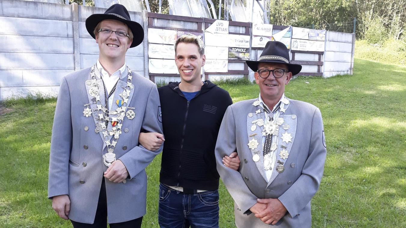 <p>Über seinen zweiten Titel freuen sich der alte und neue König Kevin Debougnoux, sein Lebensgefährte Gerion sowie Vereinspräsident Bernard De La Haye (von links).</p>