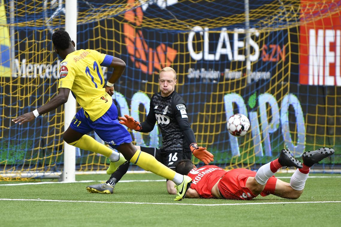 <p>Boli (l.) machte ein gutes Spiel für Sint-Truiden. Bei Standard Lüttich verhinderte Bodart mehrfach Schlimmeres.</p>