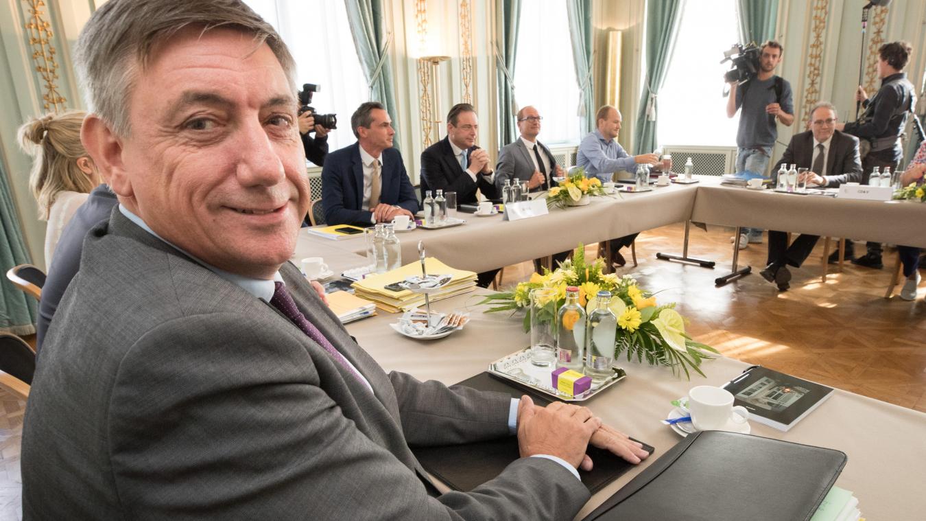 <p>Die Parteien, die über die Bildung einer neuen flämischen Koalition aus N-VA, CD&amp;V und Open VLD verhandeln, haben sich am Dienstag zum ersten Mal unter der Leitung von Regierungsbildner Jan Jambon (N-VA, Bild) getroffen.</p>
