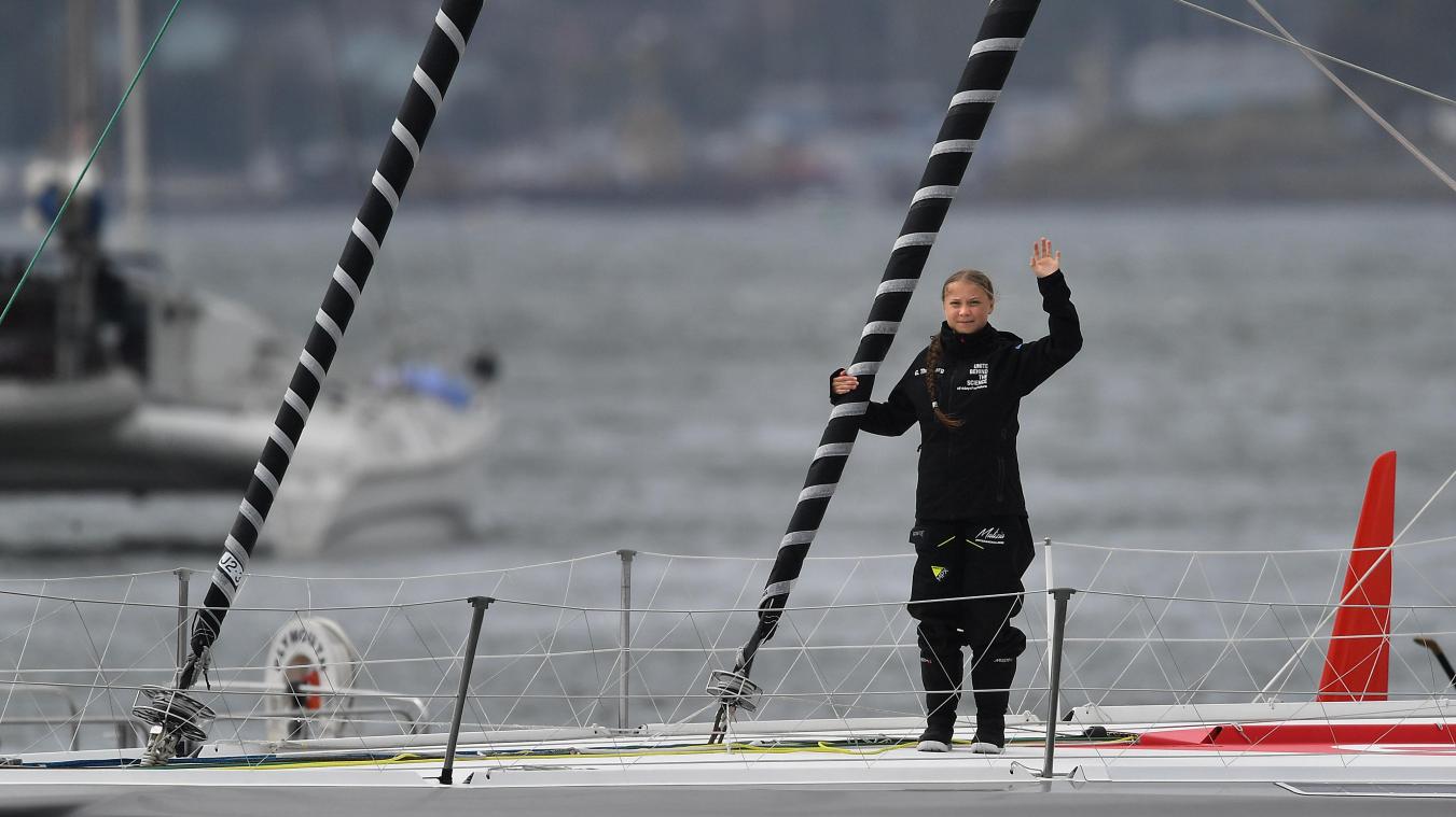 <p>Greta Thunberg winkt von Board der Hochseejacht „Malizia“, mit der sie nach New York segelt.</p>