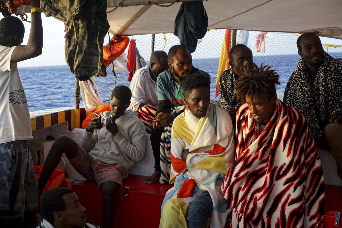 <p>Migranten sitzen an Bord des Rettungsschiffes „Open Arms“</p>