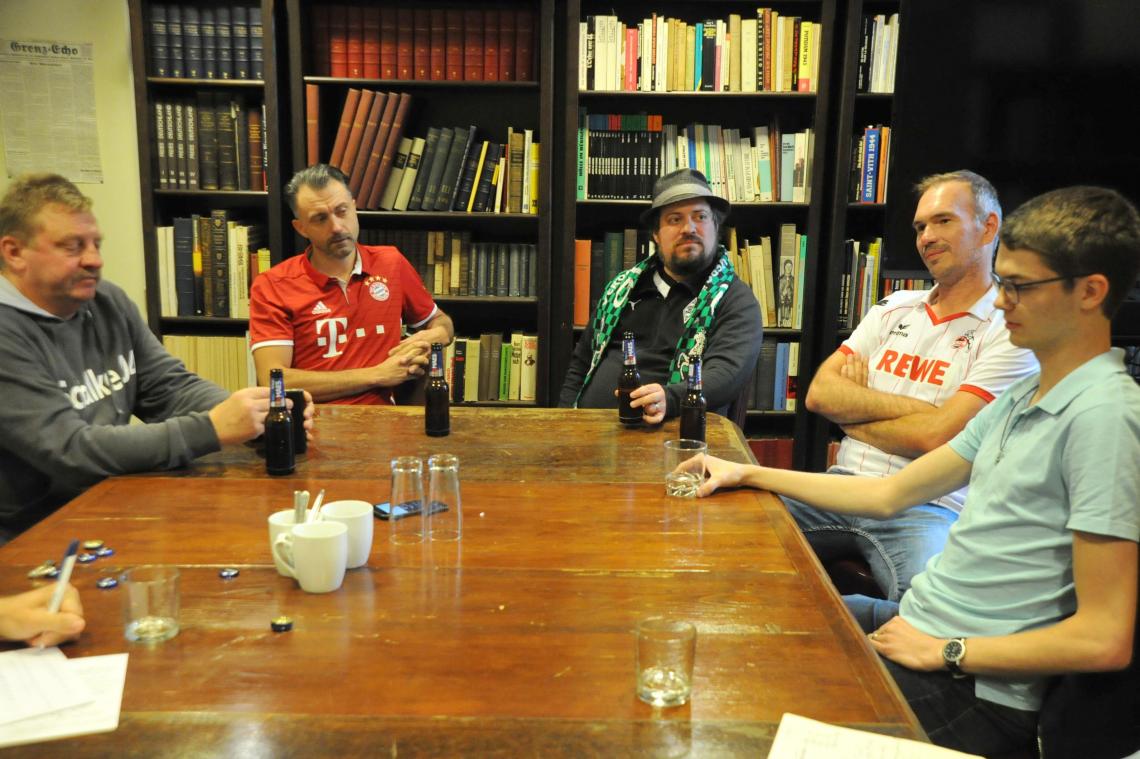 <p>Edwin Müller, Kevin Ortmann, Jörg Vomberg, Alain Kever und Marvin Worms (v.l.n.r.) diskutierten über die neue Saison.</p>