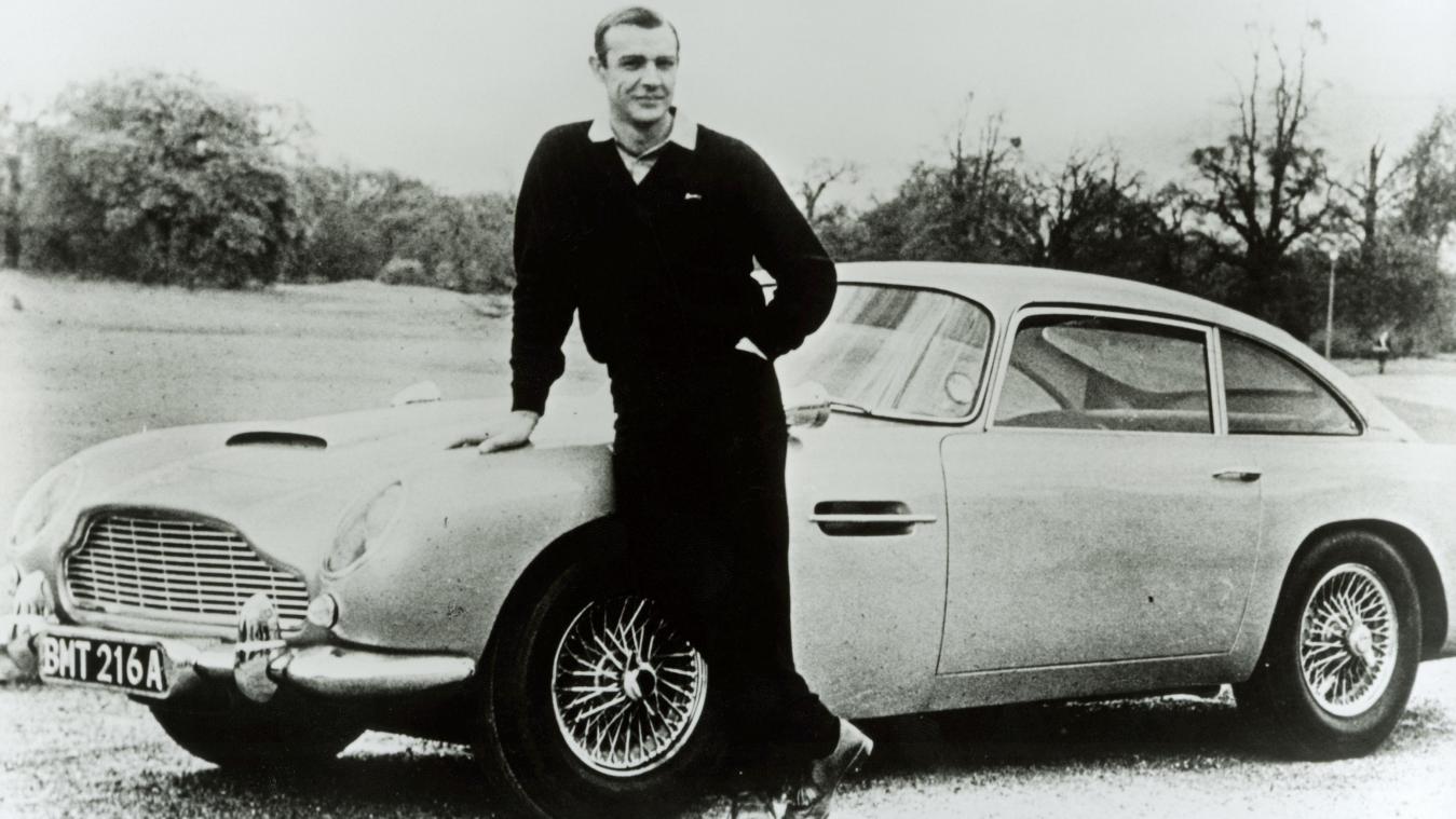 <p>Sean Connery alias James Bond vor besagtem Aston Martin DB5.</p>