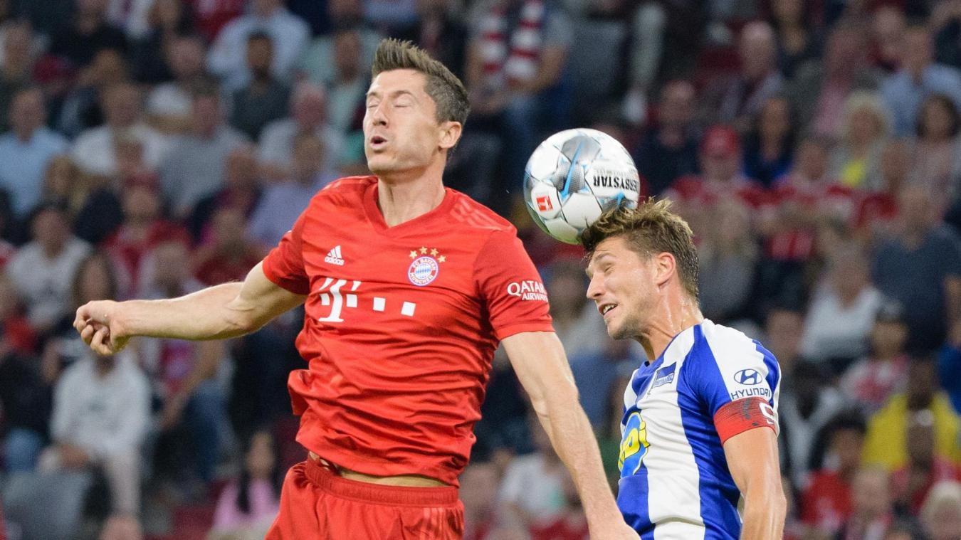 <p>Bayerns Robert Lewandowski (l.) und Herthas Niklas Stark kämpfen um den Ball.</p>
