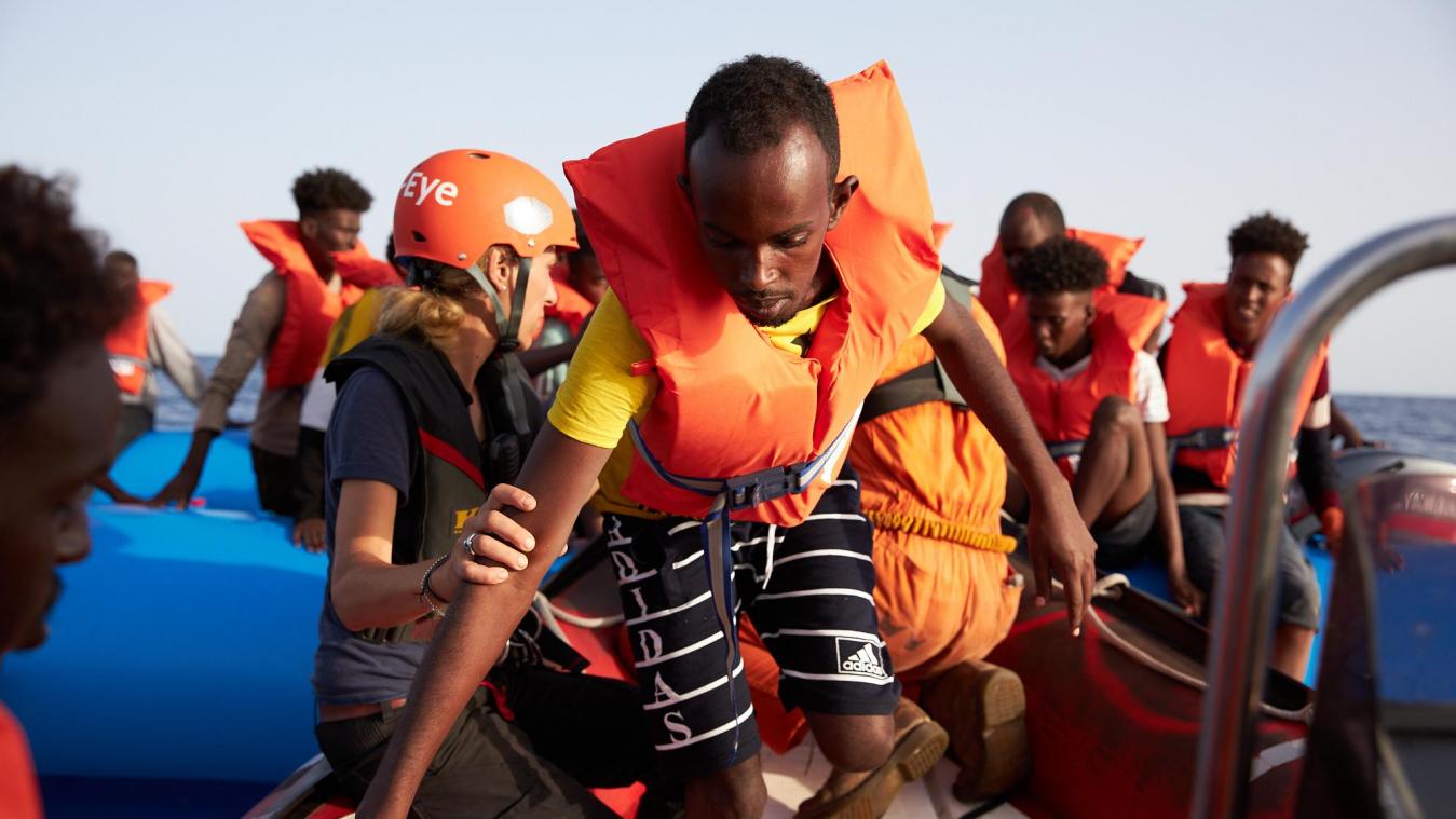 <p>Flüchtlinge verlassenen vor der Küste von Libyen ihr Schlauchboot.</p>